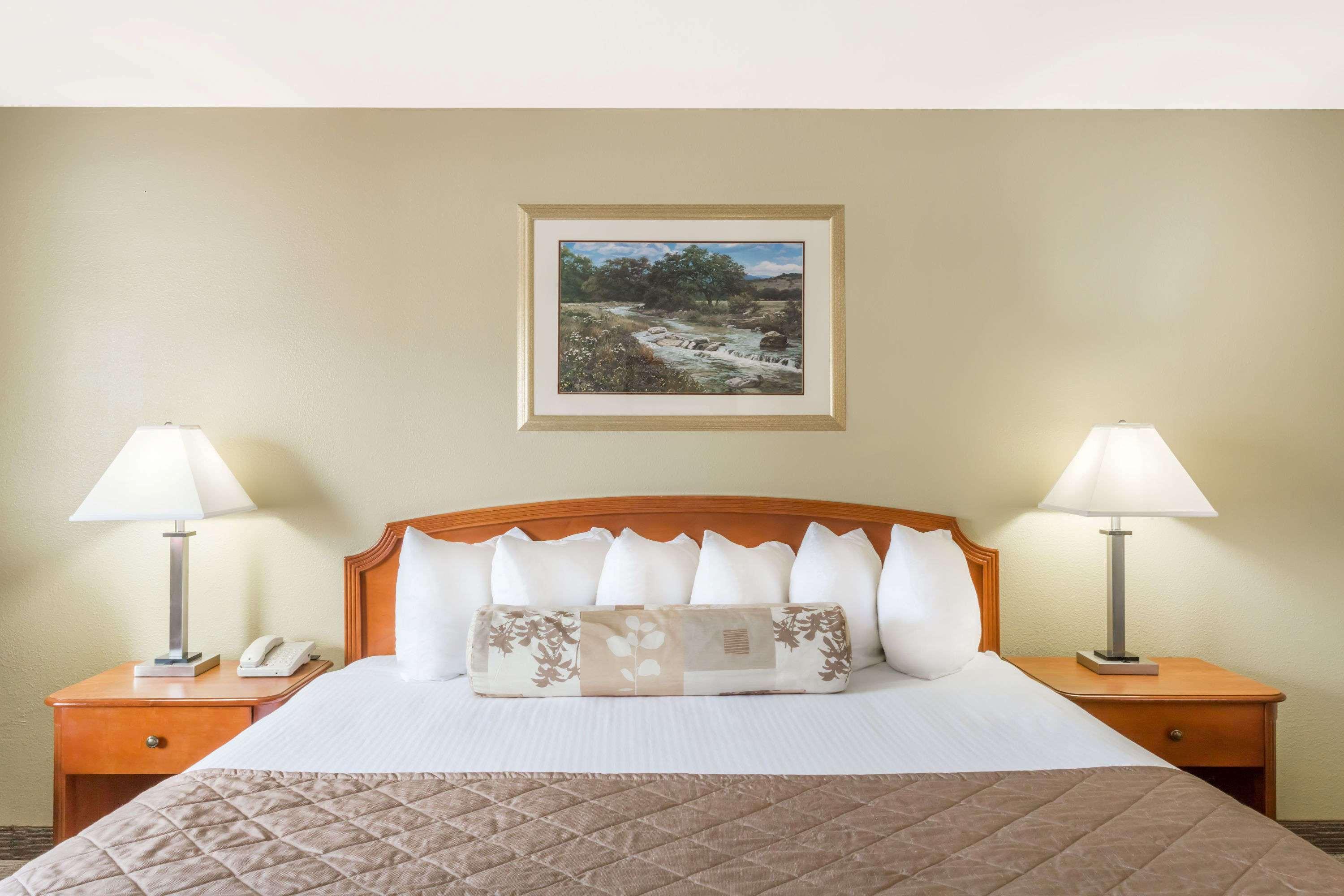 Ramada By Wyndham Ely Hotel Luaran gambar
