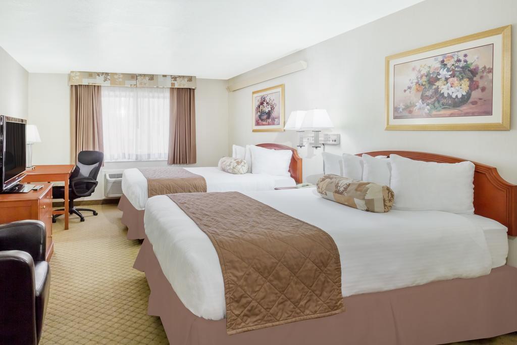 Ramada By Wyndham Ely Hotel Luaran gambar